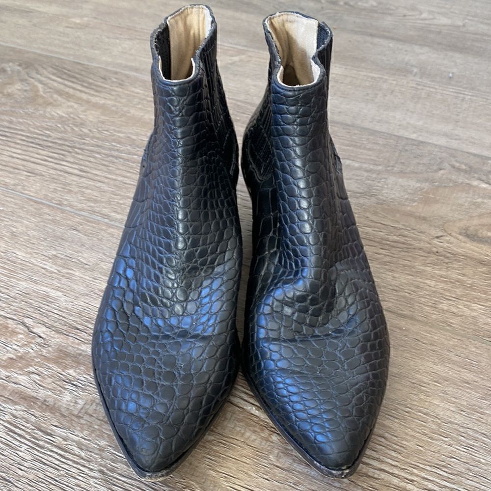 Nanushka Embossed Crocodile Faux Vegan Leather Ankle Cowboy Boots Size 38 - Picture 3 of 4